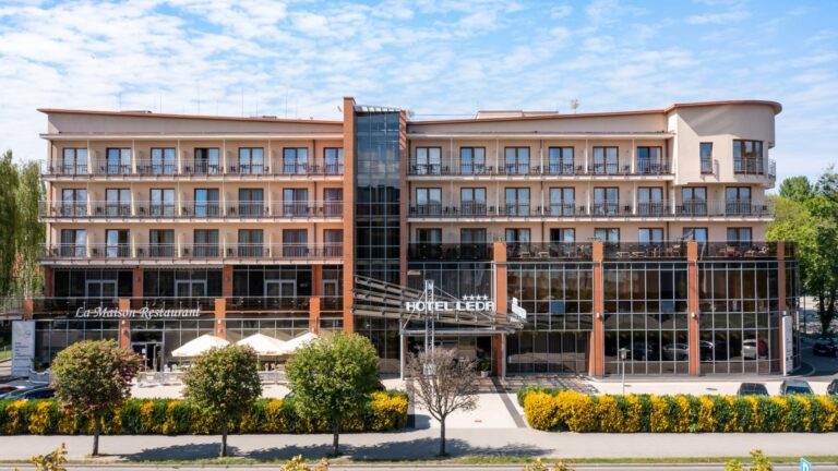 Budowa luksusowego hotelu nad jeziorem